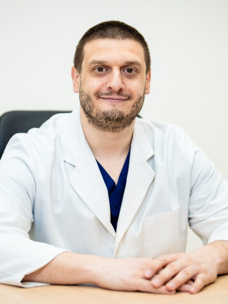 Д-р Виктор Николов, дм