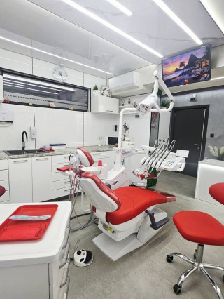 Д-р Естел Венкова